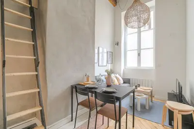 Coin salon dans l'établissement Cosy et Charmant Hôtel de Ville et quais du Rhône