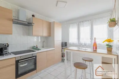 Cuisine ou kitchenette dans l'établissement La Belle Escale - appartement lumineux à proximité d'Eurexpo