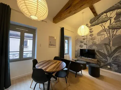 Télévision ou salle de divertissement dans l'établissement Joli T2 avec mezzanine, secteur gare, Lyon 3 - rue Baraban
