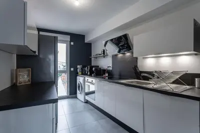 Cuisine ou kitchenette dans l'établissement Appartement bien équipé avec parking, Lyon 8