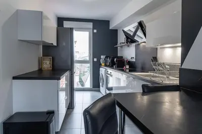 Cuisine ou kitchenette dans l'établissement Appartement bien équipé avec parking, Lyon 8