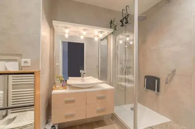 Salle de bains dans l'établissement Appartement fonctionnel et bien situé, coeur 6ème
