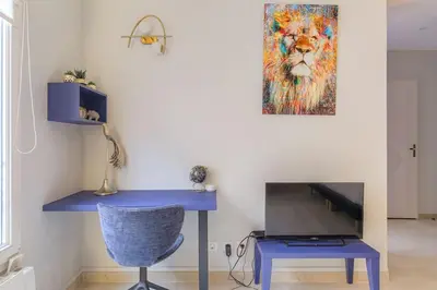 Télévision ou salle de divertissement dans l'établissement Appartement fonctionnel et bien situé, coeur 6ème