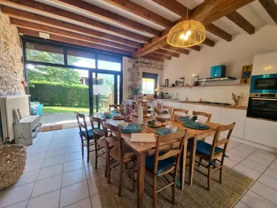 Cuisine ou kitchenette dans l'établissement Gîte calme avec terrasse, animaux admis, près de l'élevage de poneys - FR-1-496-326
