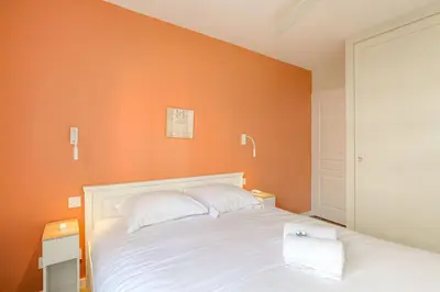 Un ou plusieurs lits dans un hébergement de l'établissement Appartement raffiné, veranda et parking, Lyon 3