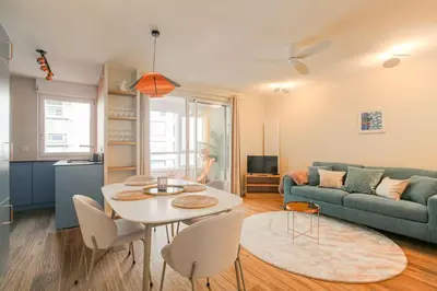 Coin salon dans l'établissement Appartement raffiné, veranda et parking, Lyon 3