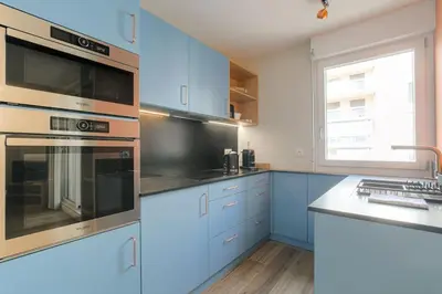Cuisine ou kitchenette dans l'établissement Appartement raffiné, veranda et parking, Lyon 3