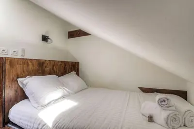 Un ou plusieurs lits dans un hébergement de l'établissement Loft charmant dans maison de ville, Villeurbanne