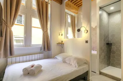 Un ou plusieurs lits dans un hébergement de l'établissement Studio de charme avec balnéo, coeur de Presqu'île