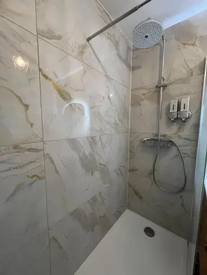 Salle de bains dans l'établissement Bron confort lumineux proche eurexpo, hôpitaux