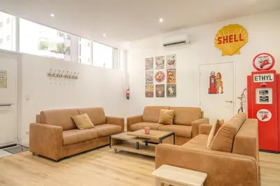 Coin salon dans l'établissement Happy Days, 150m2 de divertissement, Lyon 7