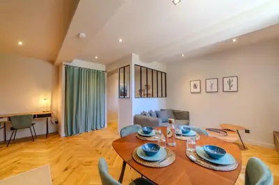 Coin salon dans l'établissement Le Charmant d'Ecully Logement Unique Avec Jardin et Parking à 10 minutes de Lyon