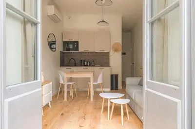 Cuisine ou kitchenette dans l'établissement Appartement T2 neuf, climatisé proche Lyon 3