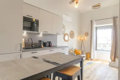 Cuisine ou kitchenette dans l'établissement Appartement T3 neuf, climatisé proche Lyon 3