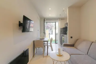 Télévision ou salle de divertissement dans l'établissement Studio moderne et équipé en duplex, Villeurbanne
