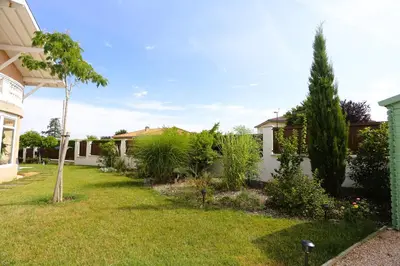 Jardin de l'établissement Les chambres de la Dombes