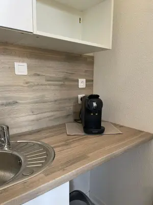 Cuisine ou kitchenette dans l'établissement La parenthèse dorée Studio à saint bel