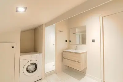 Salle de bains dans l'établissement T3 spacieux en duplex, 2 chambres, Villeurbanne