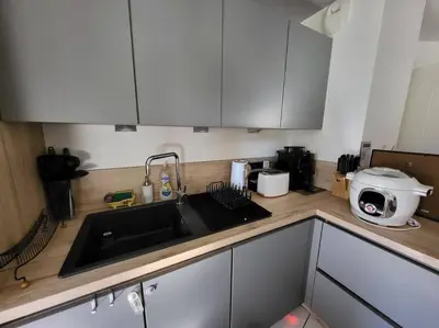 Cuisine ou kitchenette dans l'établissement Appartement climatisé et moderne