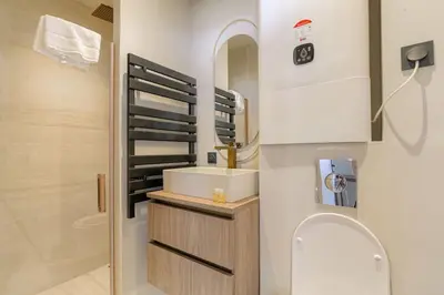 Salle de bains dans l'établissement Petit studio compact et moderne, Écully