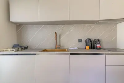 Cuisine ou kitchenette dans l'établissement Petit studio compact et moderne, Écully