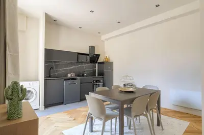 Cuisine ou kitchenette dans l'établissement Joli T3 avec terrasse et parking, Écully