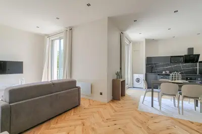 Télévision ou salle de divertissement dans l'établissement Joli T3 avec terrasse et parking, Écully