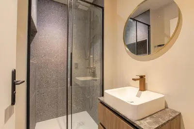 Salle de bains dans l'établissement Joli T3 avec terrasse et parking, Écully