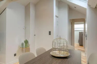 Plan de l'établissement Bel appartement T3, bien équipé, Ecully