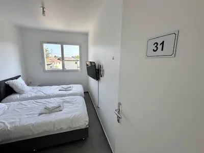Un ou plusieurs lits dans un hébergement de l'établissement House 30 With 5 Bedrooms Lechaffardcom