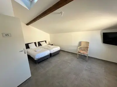 Un ou plusieurs lits dans un hébergement de l'établissement House 40 With 5 Bedrooms Lechaffardcom
