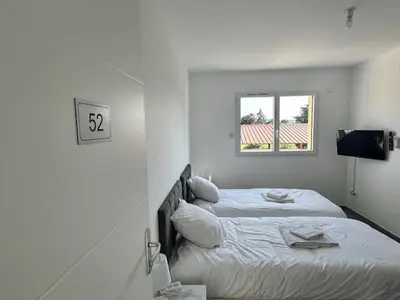 Un ou plusieurs lits dans un hébergement de l'établissement House with 5 bedrooms lechaffardcom