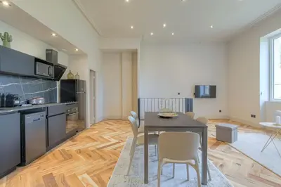 Cuisine ou kitchenette dans l'établissement Superbe duplex avec parking, Tour-de-Salvagny