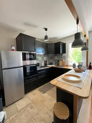 Cuisine ou kitchenette dans l'établissement Le Relais des Cyclamens Bron