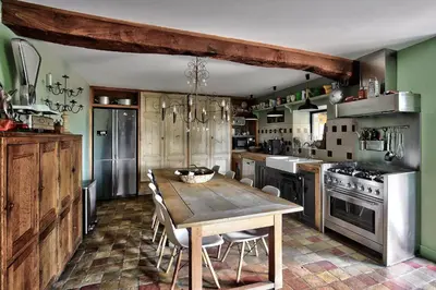 Cuisine ou kitchenette dans l'établissement Domaine de famille Aux deux vieux platanes