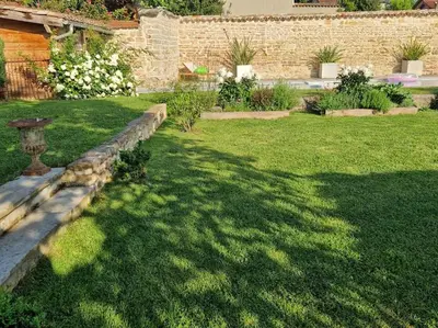 Jardin de l'établissement Domaine de famille Aux deux vieux platanes