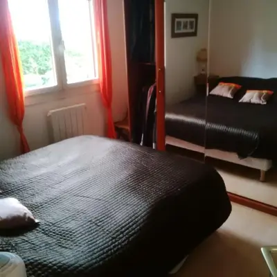 Un ou plusieurs lits dans un hébergement de l'établissement Appartement en Rez de jardin climatisée 2 pièces-cuisine avec terrasse et jardin