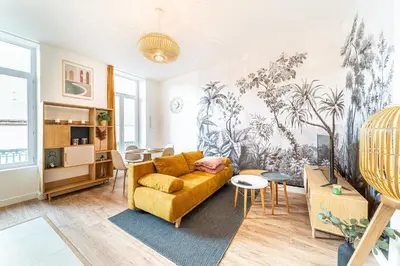 Coin salon dans l'établissement Le Marietton appartement cosy à deux pas du métro Valmy