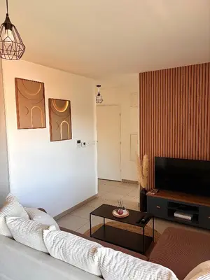 Télévision ou salle de divertissement dans l'établissement Appartement moderne avec terrasse Vue dégagée