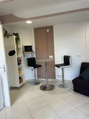 Télévision ou salle de divertissement dans l'établissement Studio indépendant au calme avec terrasse privative
