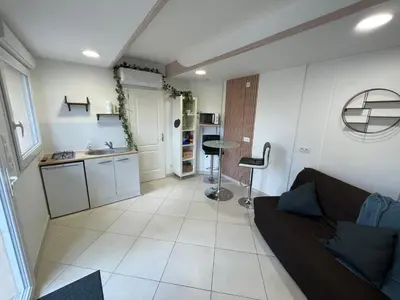 Cuisine ou kitchenette dans l'établissement Studio indépendant au calme avec terrasse privative