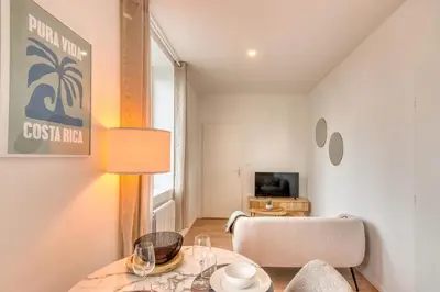 Télévision ou salle de divertissement dans l'établissement L'Amandier - Superbe appart au coeur de Lyon 5