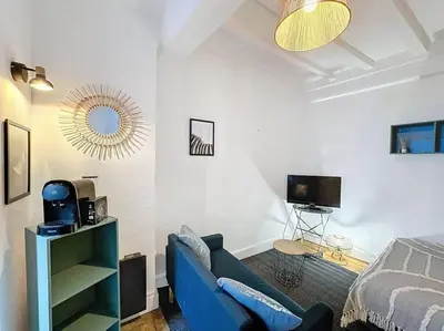 Télévision ou salle de divertissement dans l'établissement My home auguste comte 1
