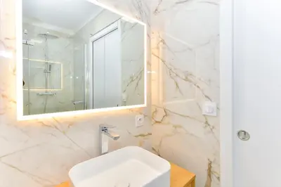 Salle de bains dans l'établissement Duplex neuf et très lumineux en plein centre ville
