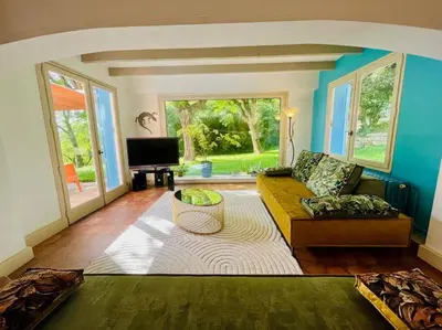 Coin salon dans l'établissement Villa La Selva avec Jacuzzi et vue panoramique