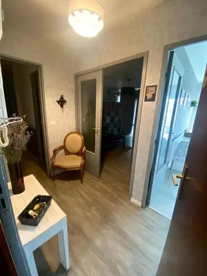 Coin salon dans l'établissement Logement entier - 2 Chambres - Parking privé - 15 min Lyon et Aéroport