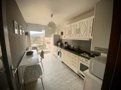 Cuisine ou kitchenette dans l'établissement Logement entier - 2 Chambres - Parking privé - 15 min Lyon et Aéroport