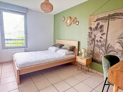 Un ou plusieurs lits dans un hébergement de l'établissement Charmant T2 terrasse, garage