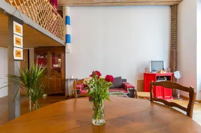 Télévision ou salle de divertissement dans l'établissement beau canut à côté du gros cailloux