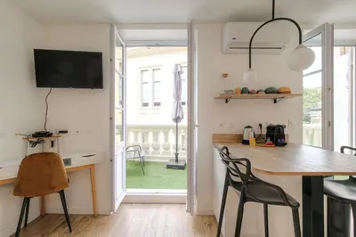 Télévision ou salle de divertissement dans l'établissement Joli studio climatisé avec terrasse - Lyon centre